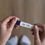 Mýty o otehotnení: Pravda vs. babské rady o plodnosti detail-na-zenske-ruky-zena-drzi-tehotensky-test