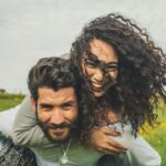 Ako vydržať v posteli dlhšie: Kompletný návod pre mužov, ktorí chcú prevziať kontrolu Muž a žena spolu v intímnom objatí symbolizujúcom dôveru a vyriešenú predčasnú ejakuláciu